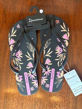 NWT Ipanema Classica Happy XVIII Floral Flip Flops Black Pink NWT Women’s 7